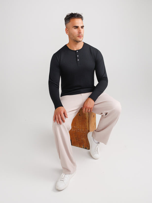 Schwarzes Henley-Shirt