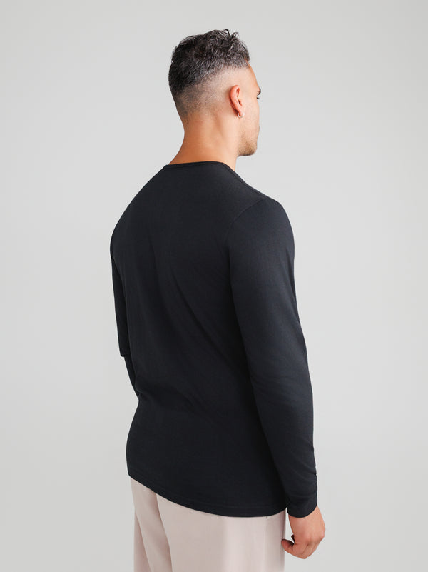Schwarzes Henley-Shirt